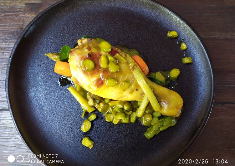 Cosciotto di pollo in umido con punte di asparagi e curcuma