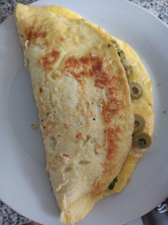 Una foto de Omelette verde con brócoli y aceitunas