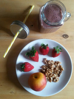 Una foto de Batido de chocolate y fresa vegano