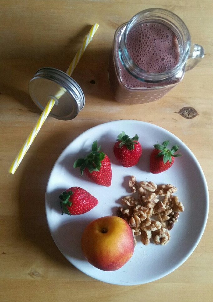 Una foto de Batido de chocolate y fresa vegano