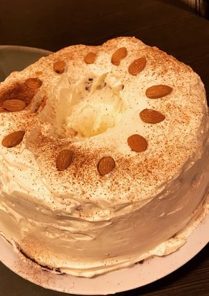 Una foto de Torta de zanahoria con crema de queso y chocolate