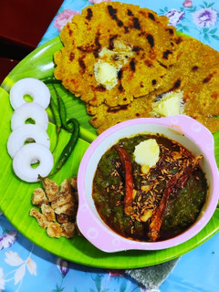 सरसों पालक का साग और मक्की की रोटी (sarson palak ka saag aur makki ki roti recipe in Hindi) रेसिपी मुख्य फोटो
