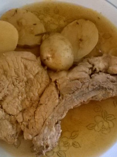 Una foto de Chuletas de cerdo en salsa de cerveza obscura (Olla de cocción lenta-SlowCooker)