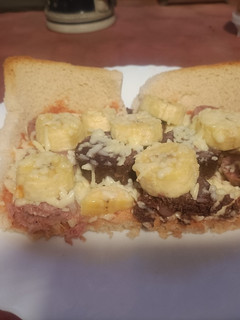 Una foto de Pseudo pizza de butifarra y plátano