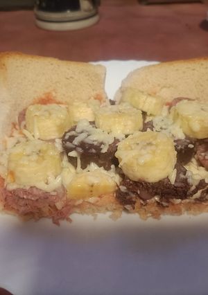 Una foto de Pseudo pizza de butifarra y plátano