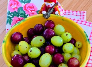 Una foto de Uvas heladas picantitas 🍇Snack saludable, rápido, fresco y lleno de sabor dulce, salado y picante 🌶️🙌🏼