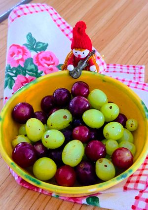 Una foto de Uvas heladas picantitas 🍇Snack saludable, rápido, fresco y lleno de sabor dulce, salado y picante 🌶️🙌🏼