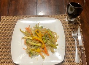 Una foto de Fideos chinos con vegetales