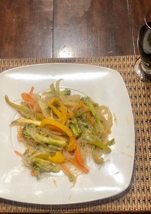 Una foto de Fideos chinos con vegetales