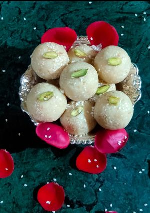 तिल के लड्डू (til ke ladoo recipe in Hindi) रेसिपी मुख्य फोटो