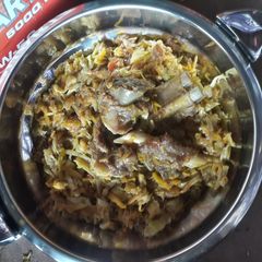 A picture of Veg stir fry with lamb.