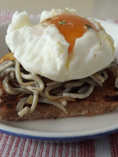 Una foto de Gulas con huevo poché