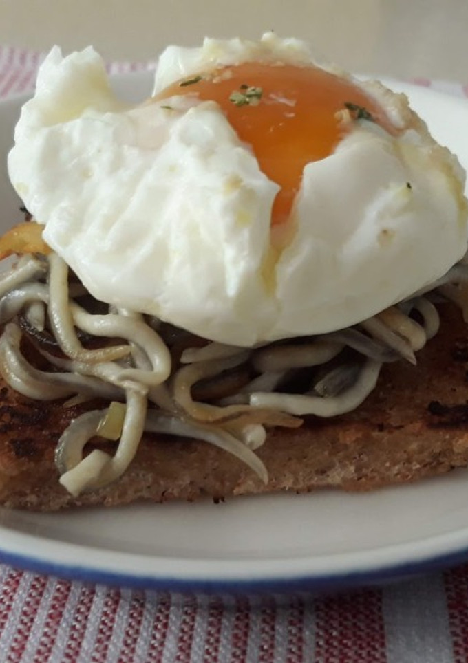 Una foto de Gulas con huevo poché