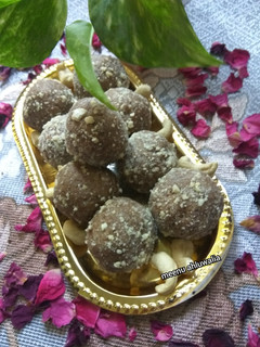 कुट्टु सिंघाडे के आटे के लड्डू (Kuttu Singhare ke aate ke laddu recipe in Hindi) रेसिपी मुख्य फोटो