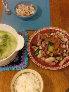 A picture of Stirfried Squid and Bok Choy soup.