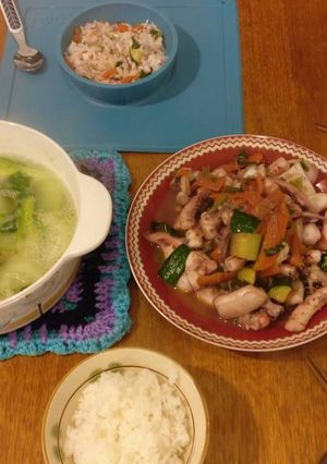 A picture of Stirfried Squid and Bok Choy soup.