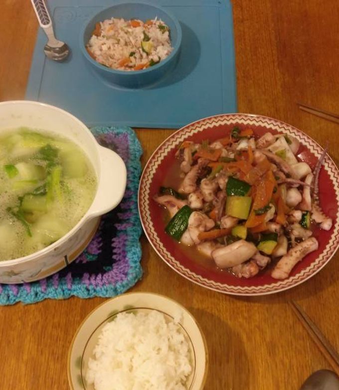 A picture of Stirfried Squid and Bok Choy soup.