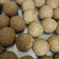 A picture of Til ke ladoo.