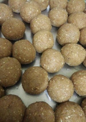 A picture of Til ke ladoo.