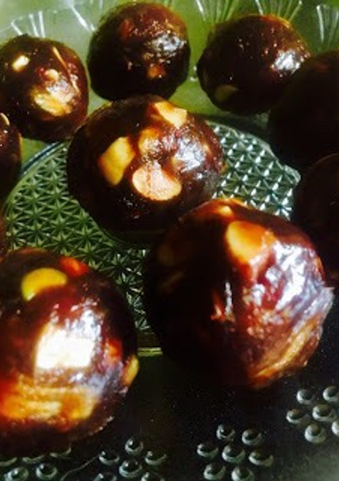 A picture of Dates and nut balls.
