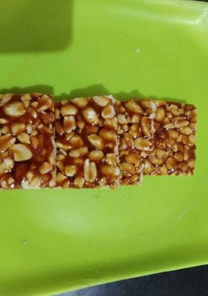 গুড় বাদামের তক্তি(gur badamer tokti recipe in Bengali) রেসিপির প্রধান ছবি
