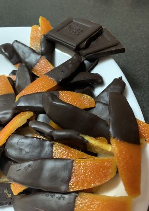 Foto di Scorzette d'arancia candite con copertura di cioccolato fondente