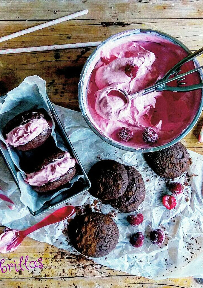 Una foto de Corte de helado de fresa y frambuesas con galletas de chocolate