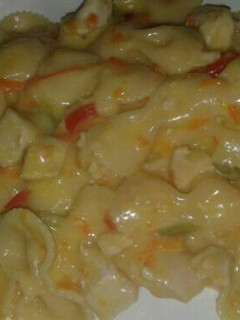 Una foto de Pasta con pollo y vegetales a la salsa