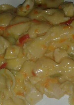 Una foto de Pasta con pollo y vegetales a la salsa