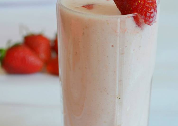 Strawberry Milkshake (With Strawberry slices)