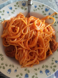 Una foto de Espaguetis con albóndigas🍝
