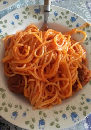 Una foto de Espaguetis con albóndigas🍝
