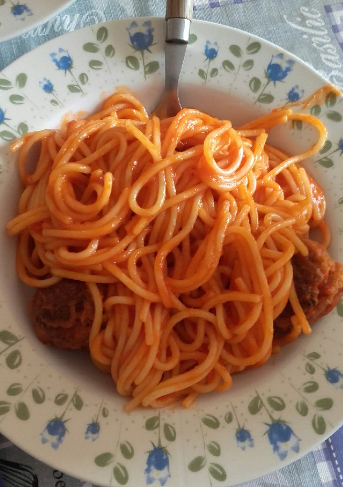 Una foto de Espaguetis con albóndigas🍝