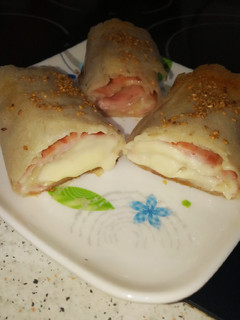 Una foto de Rollos de jamón y queso en masa filo