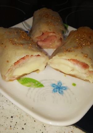 Una foto de Rollos de jamón y queso en masa filo