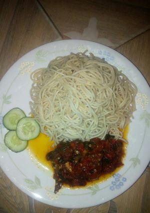 A picture of Spaghatti and souce.