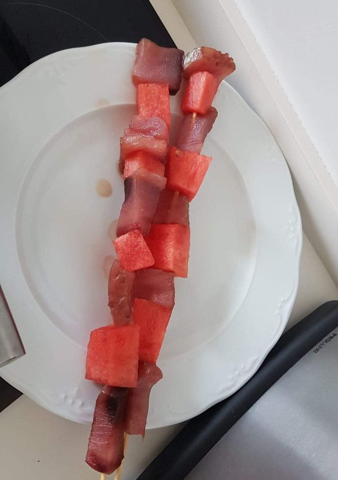 Una foto de Brochetas de atún y sandía 🍉 con salsa de soja