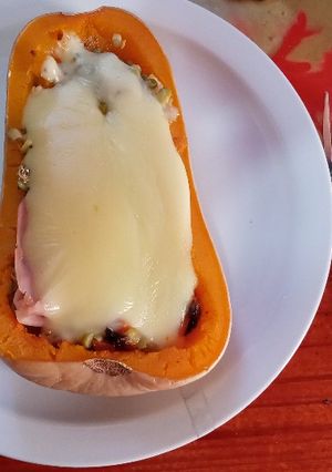 Una foto de Zapallo relleno con pollo y verduras