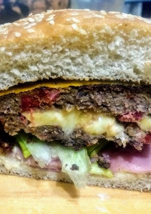 Una foto de Hamburguesa con chorizo colorado y rellena