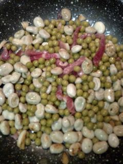 Una foto de Habas con guisantes y jamón