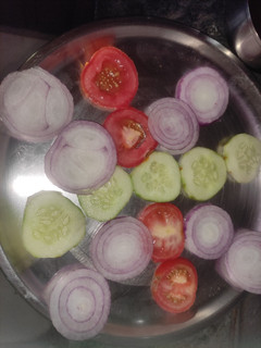 सलाद (Salad recipe in hindi) रेसिपी मुख्य फोटो