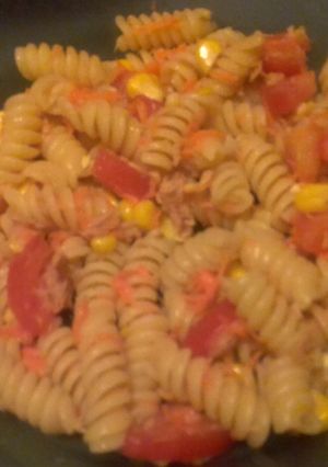 Una foto de Ensalada con fideos tirabuzón! Ideal para días de calor 🔥🌞
