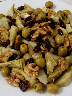Una foto de Alcachofas con frutos secos y aceitunas