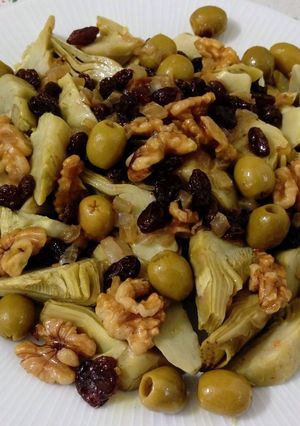 Foto principal de Alcachofas con frutos secos y aceitunas