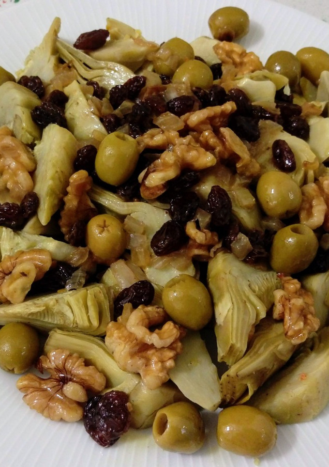 Una foto de Alcachofas con frutos secos y aceitunas