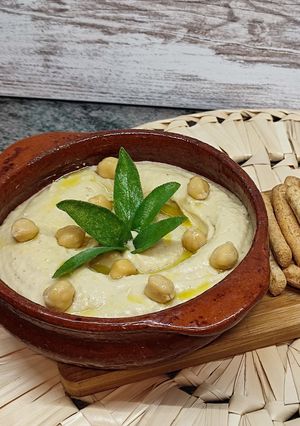 Una foto de Hummus con berenjenas y ajos asados