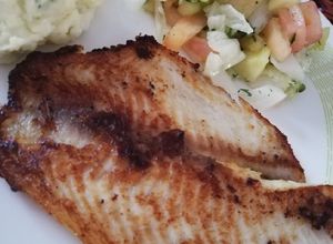 Una foto de Filetes de pescado (TILAPIA) A la mantequilla😍