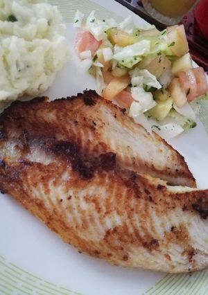 Una foto de Filetes de pescado (TILAPIA) A la mantequilla😍