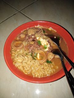 Foto resep Budae Jjigae kaya rasa (Korean stew/Army stew ramen) simple