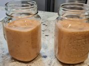 Una foto de batido de mango y platano